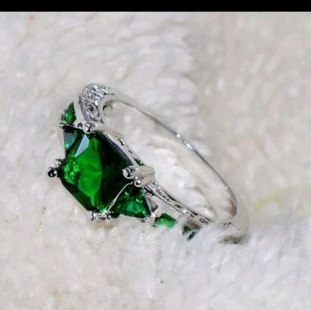 Gorgeous Sterling Silver Emerald Ring - Picture 2 of 2